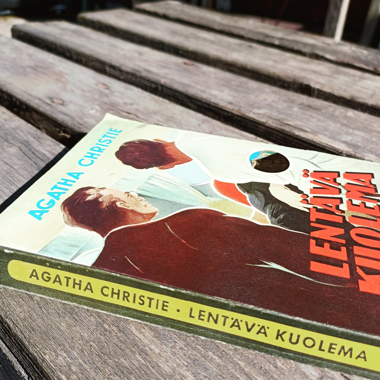 Lentävä kuolema - Agatha Christie