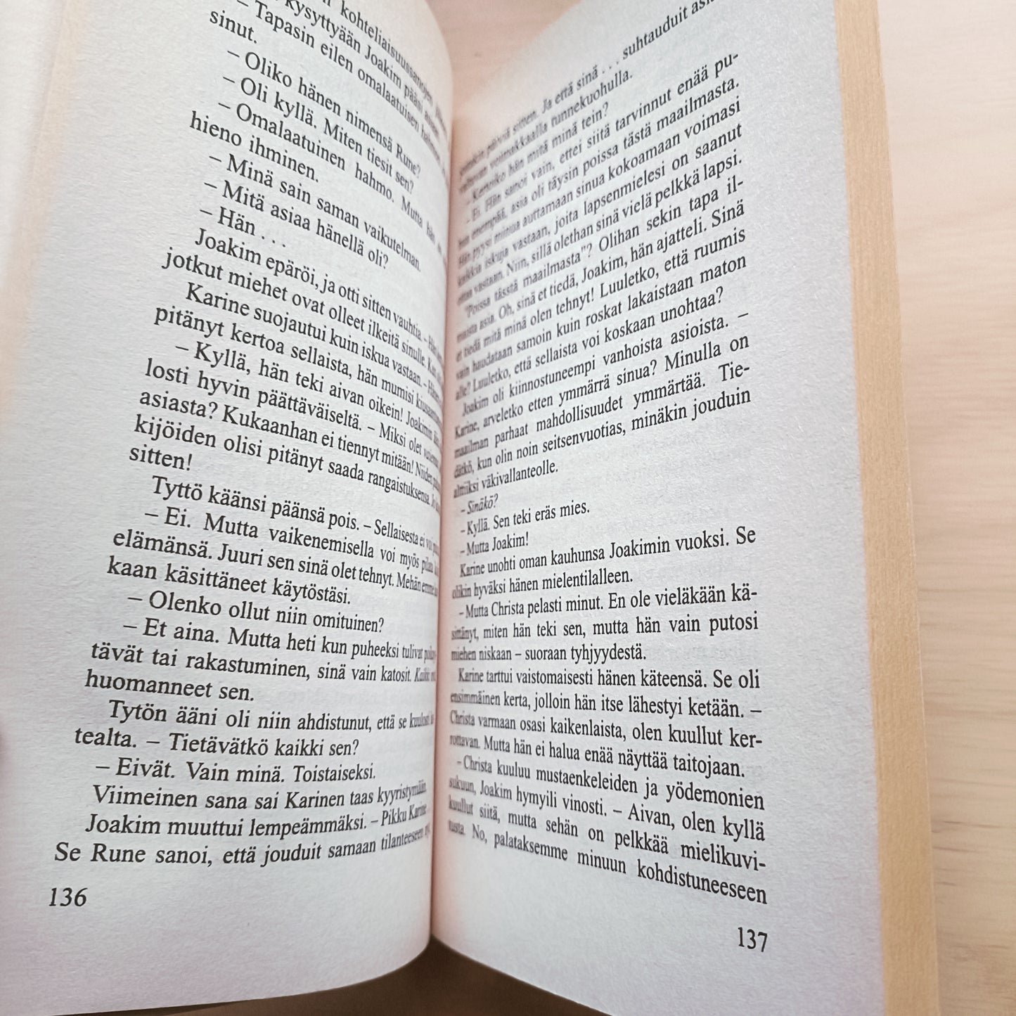 Jääkansan tarina 38 - Pienet miehet, pitkät varjot - Margit Sandemo