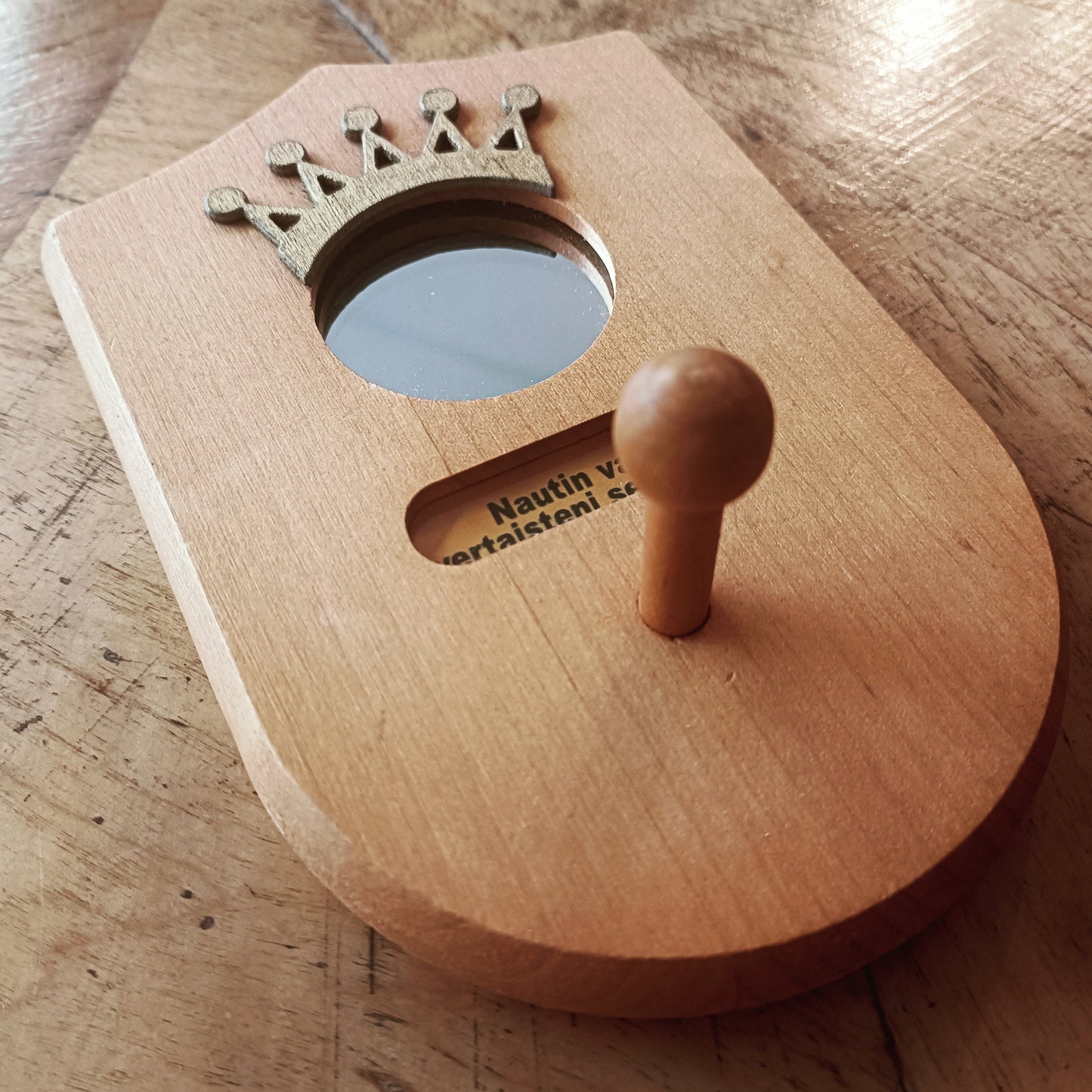 Pieni puunaulakko peilillä