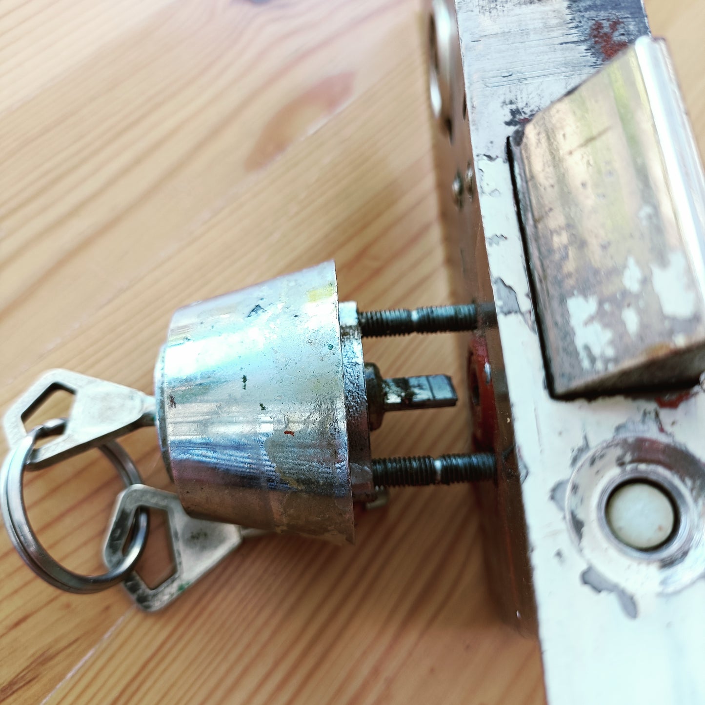 Abloy lukkorunko, lukkopesä ja 2 avainta
