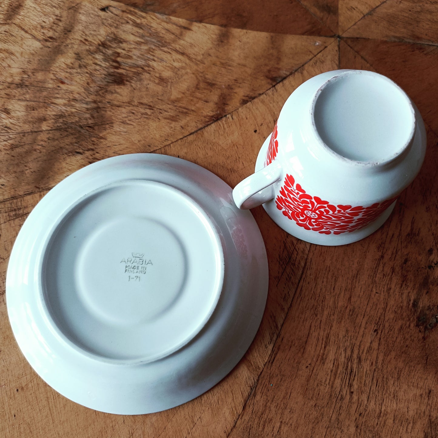 Arabia Tytti kahvikuppi ja aluslautanen - punainen