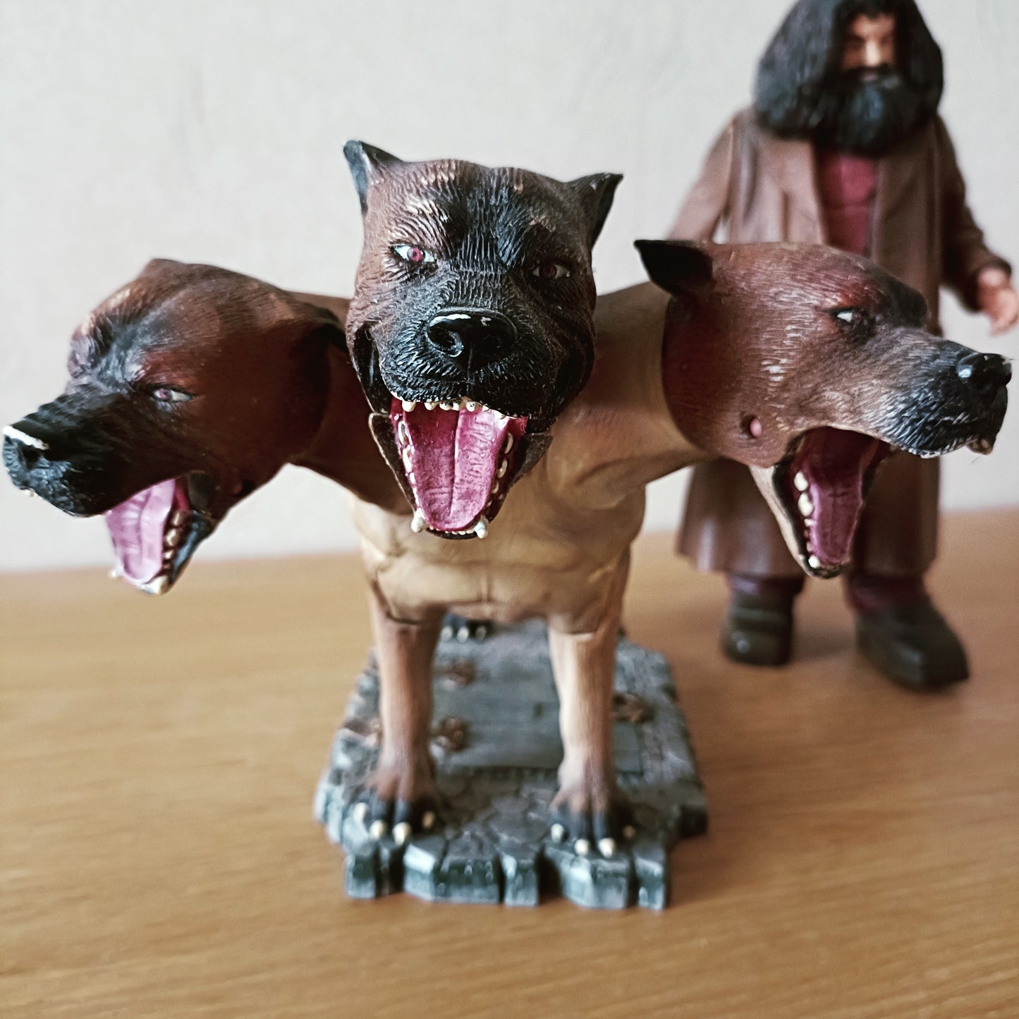 Harry Potter Hagrid-figuuri ja kolmipäinen koira
