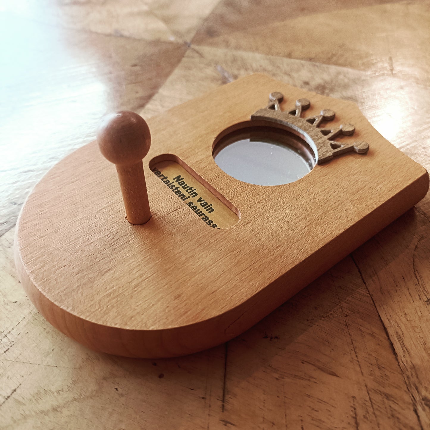 Pieni puunaulakko peilillä