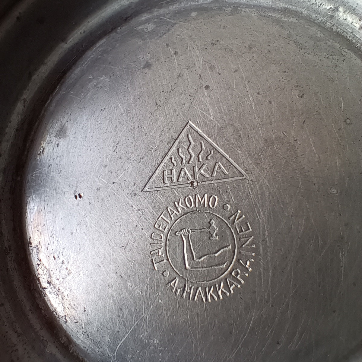 Taidetakomo A. Hakkarainen tina kermakko