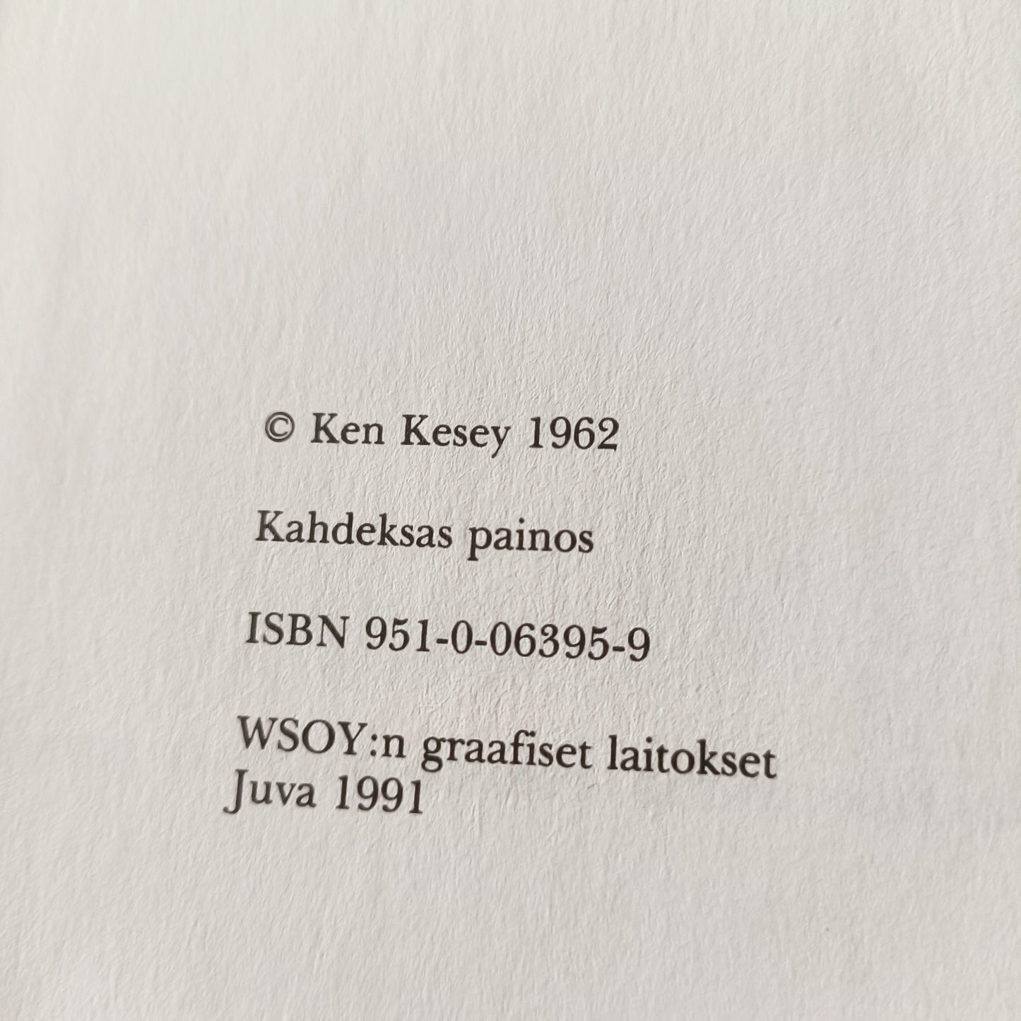 Yksi lensi yli käenpesän