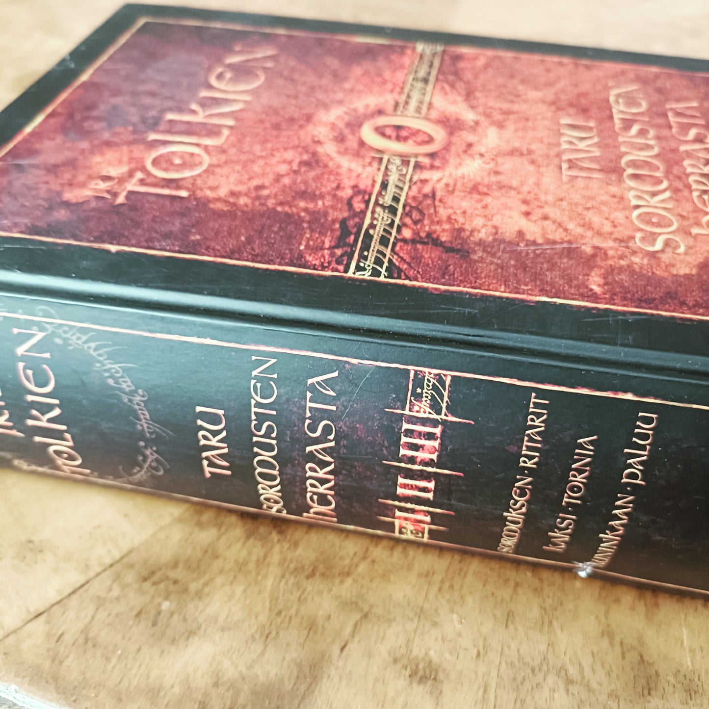 Taru sormusten herrasta - J. R. R. Tolkien