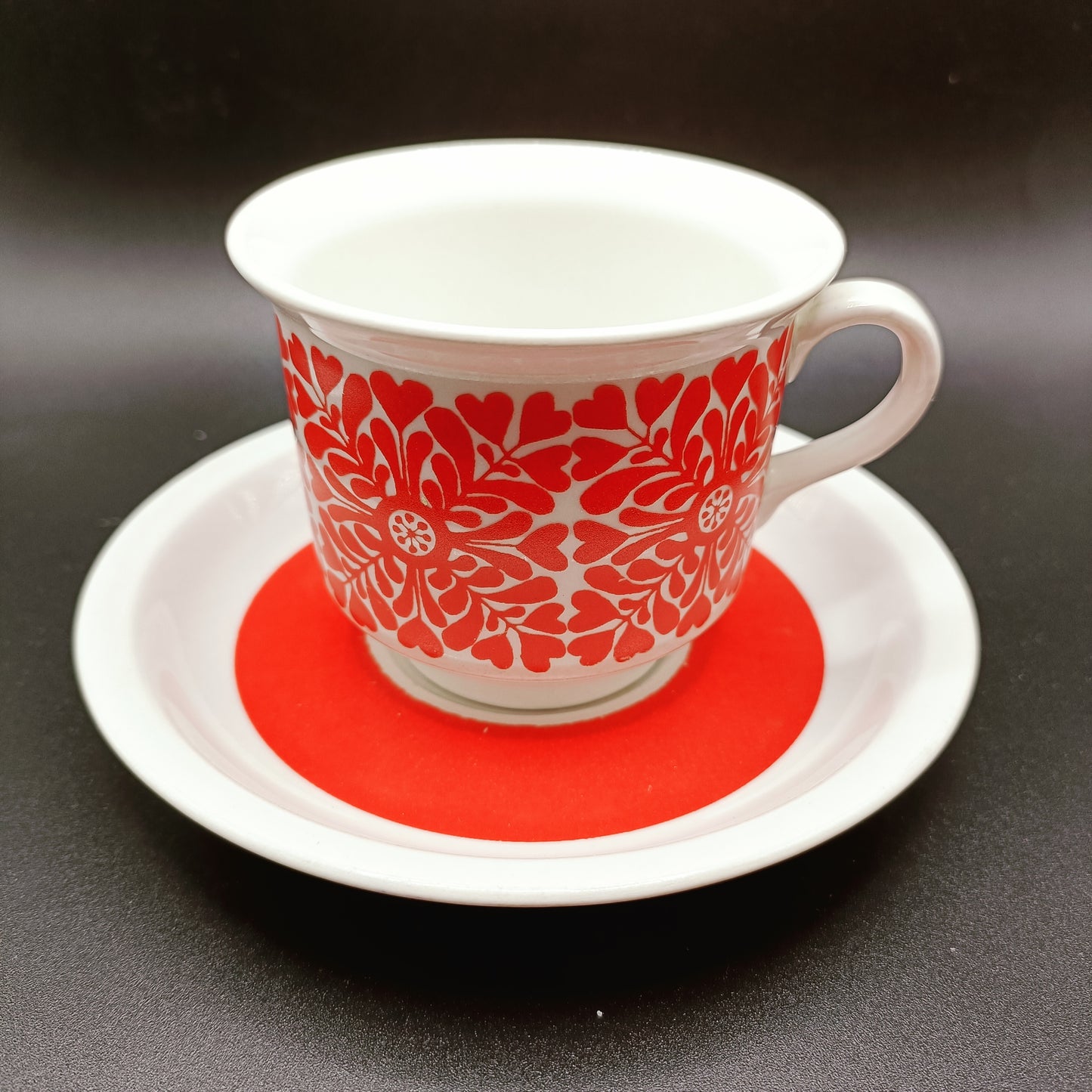 Arabia Tytti kahvikuppi ja aluslautanen - punainen