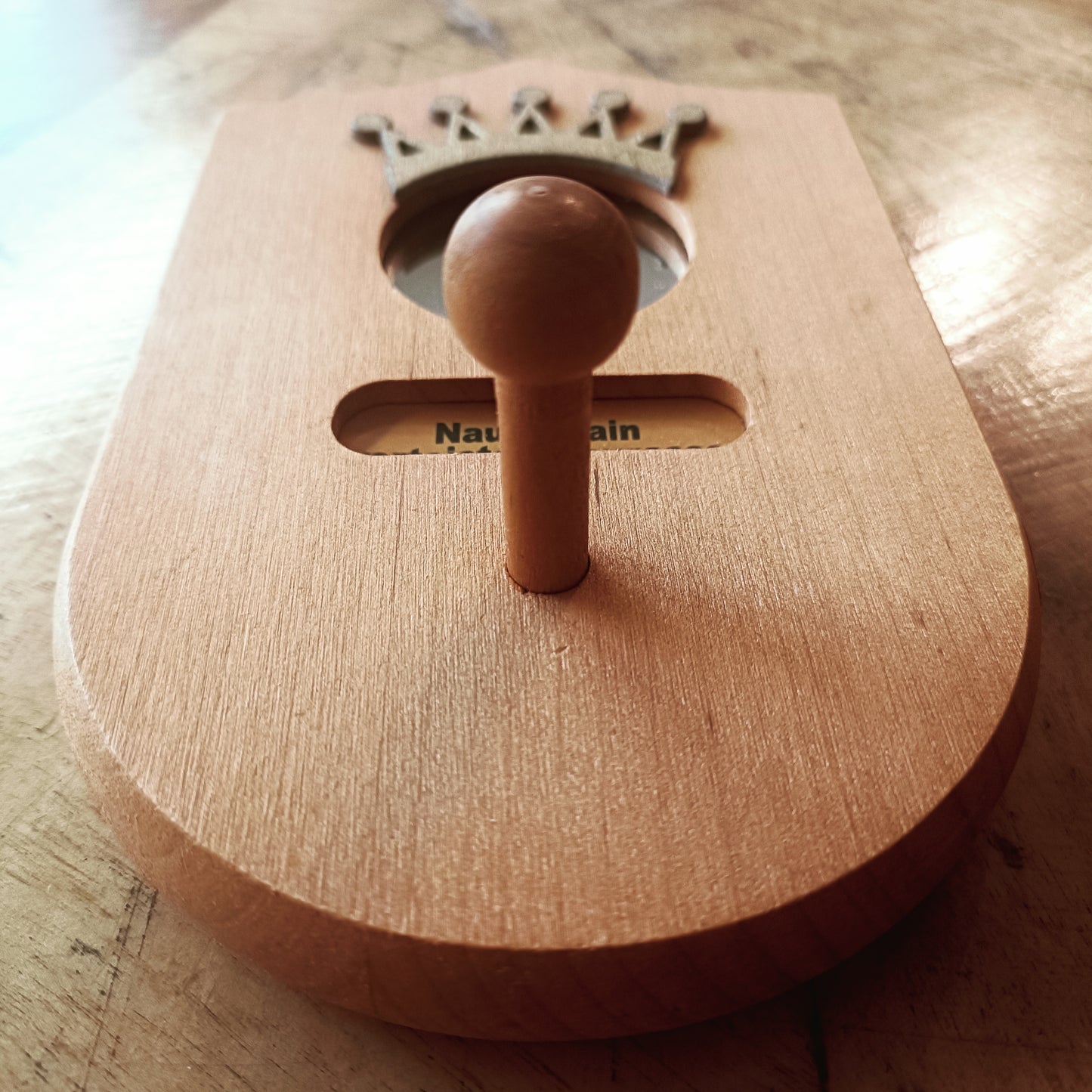 Pieni puunaulakko peilillä