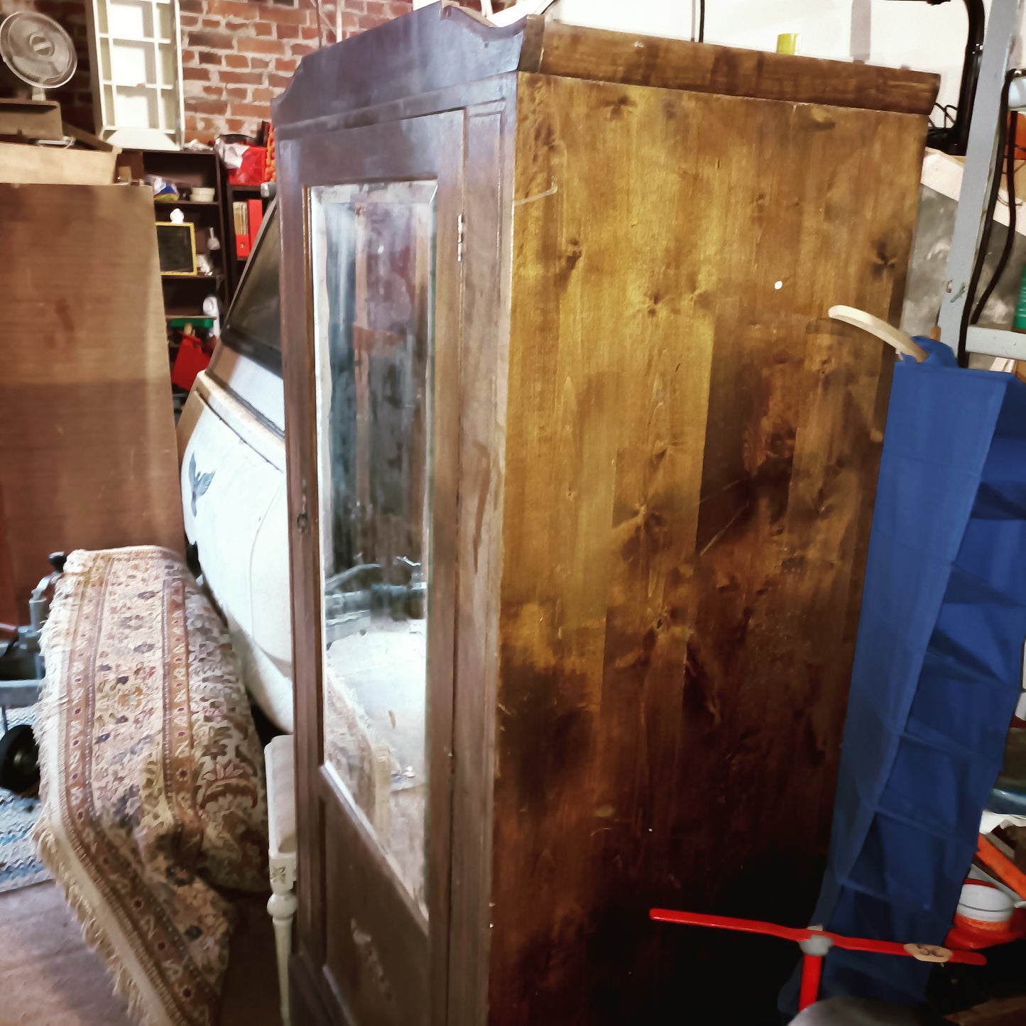 Vanha vaatekaappi (vain nouto)