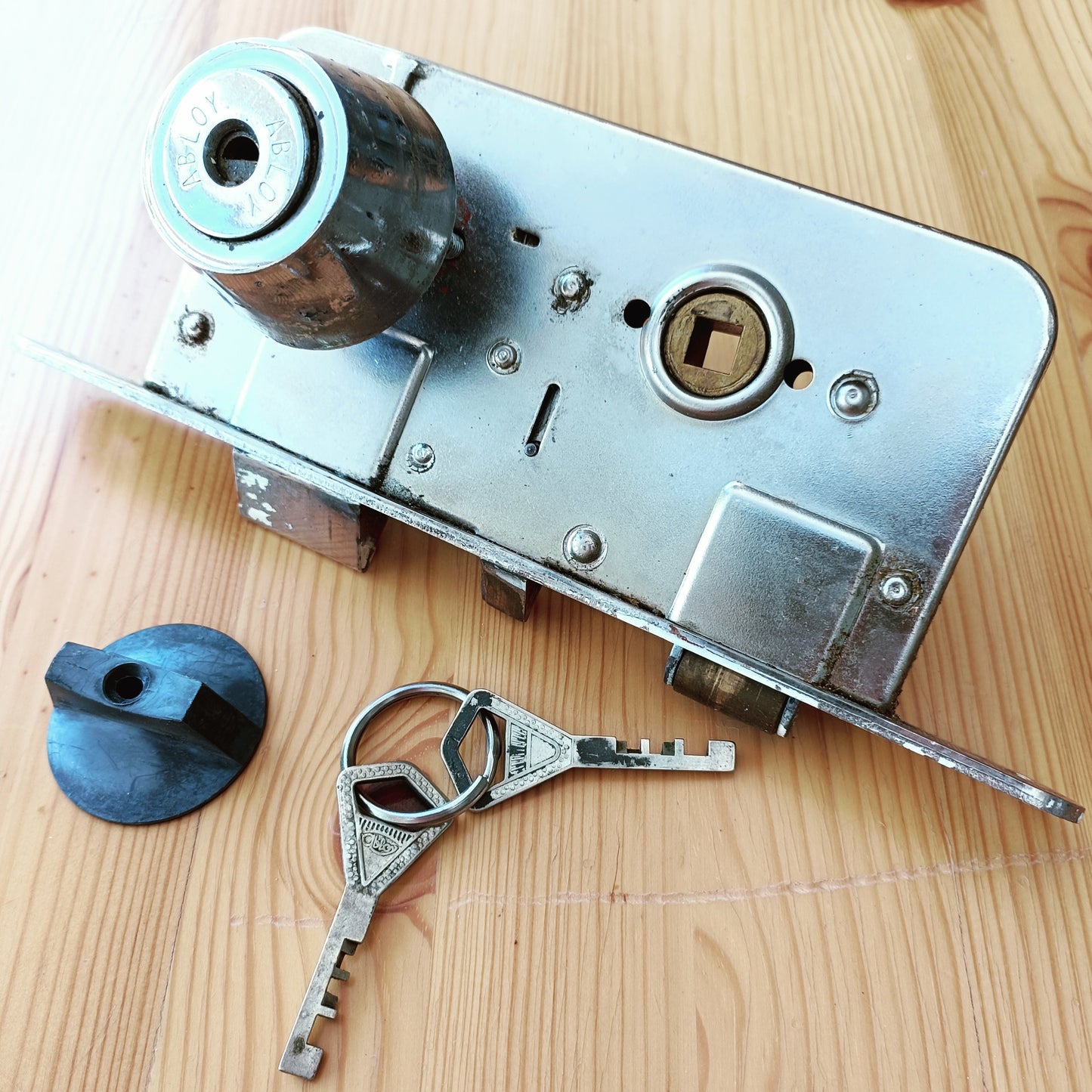 Abloy lukkorunko, lukkopesä ja 2 avainta