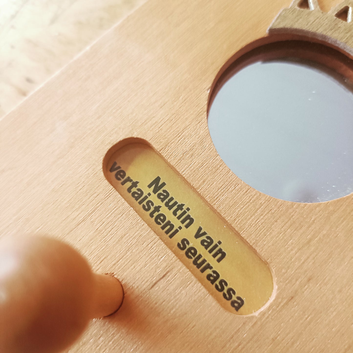 Pieni puunaulakko peilillä