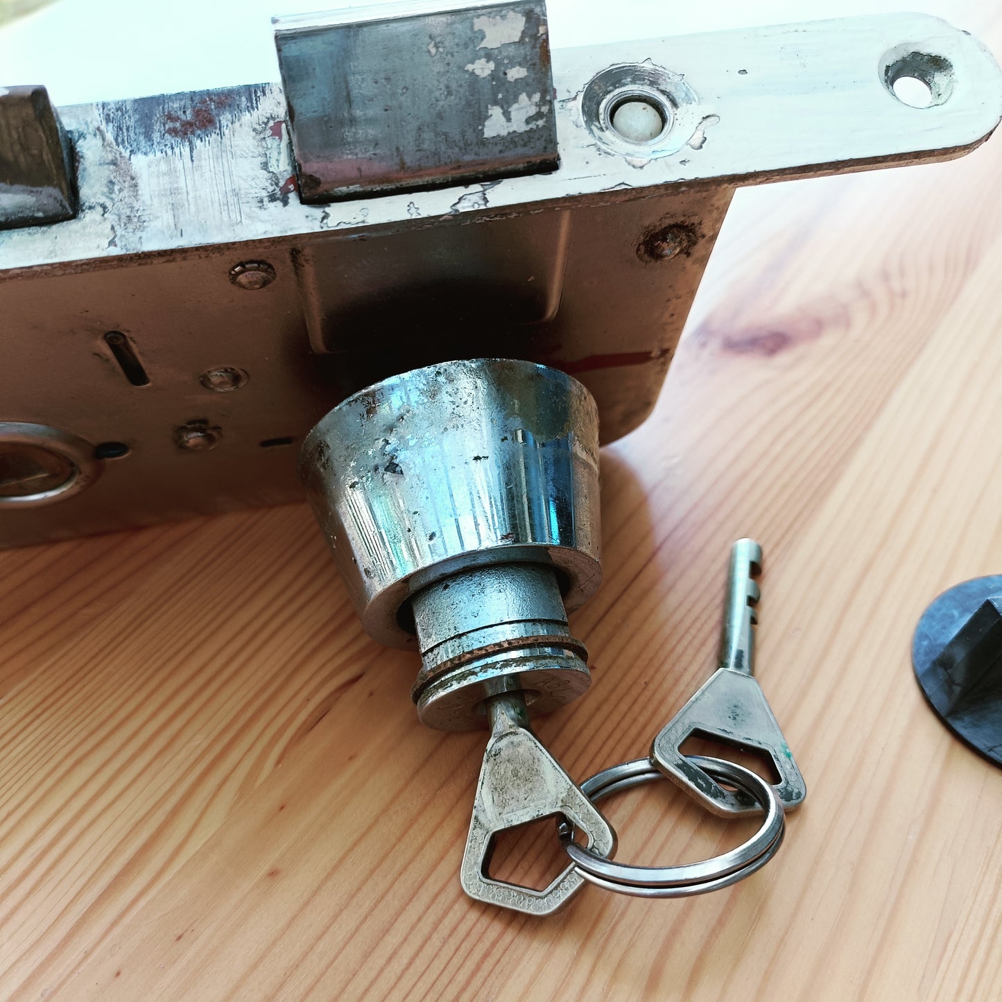 Abloy lukkorunko, lukkopesä ja 2 avainta