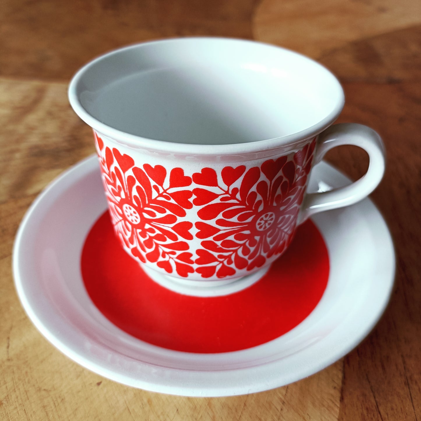 Arabia Tytti kahvikuppi ja aluslautanen - punainen