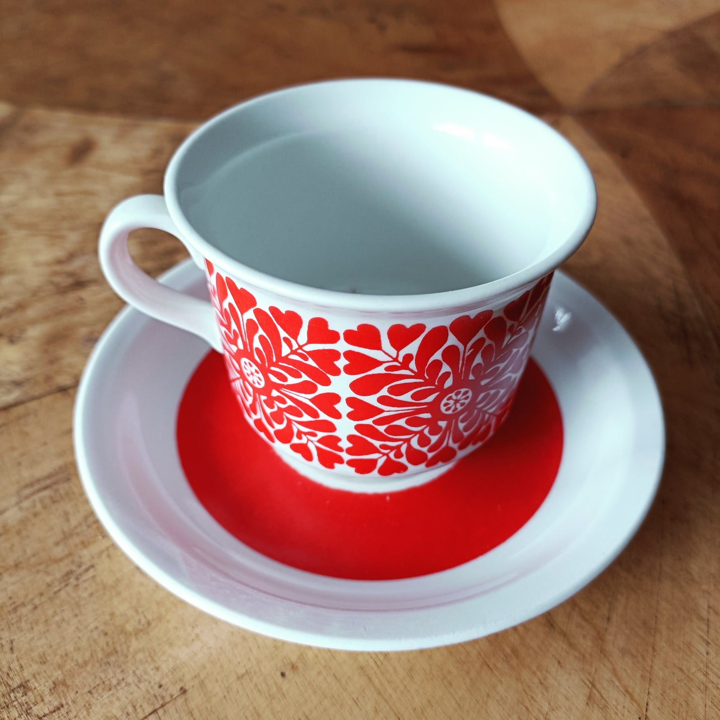 Arabia Tytti kahvikuppi ja aluslautanen - punainen