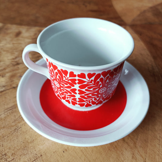 Arabia Tytti kahvikuppi ja aluslautanen - punainen
