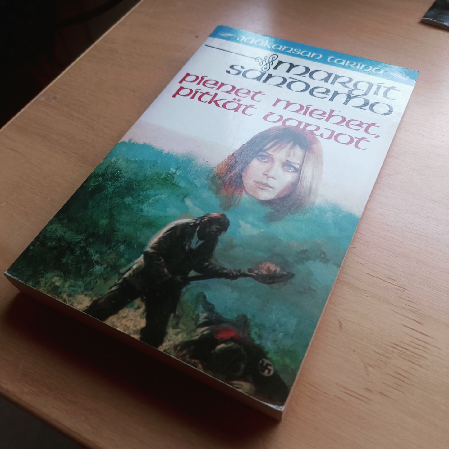 Jääkansan tarina 38 - Pienet miehet, pitkät varjot - Margit Sandemo