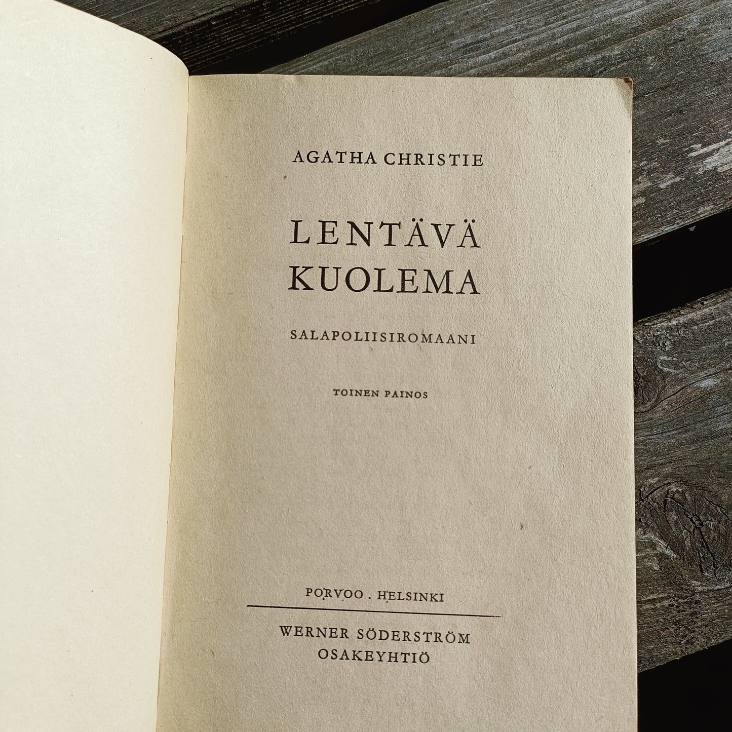 Lentävä kuolema - Agatha Christie