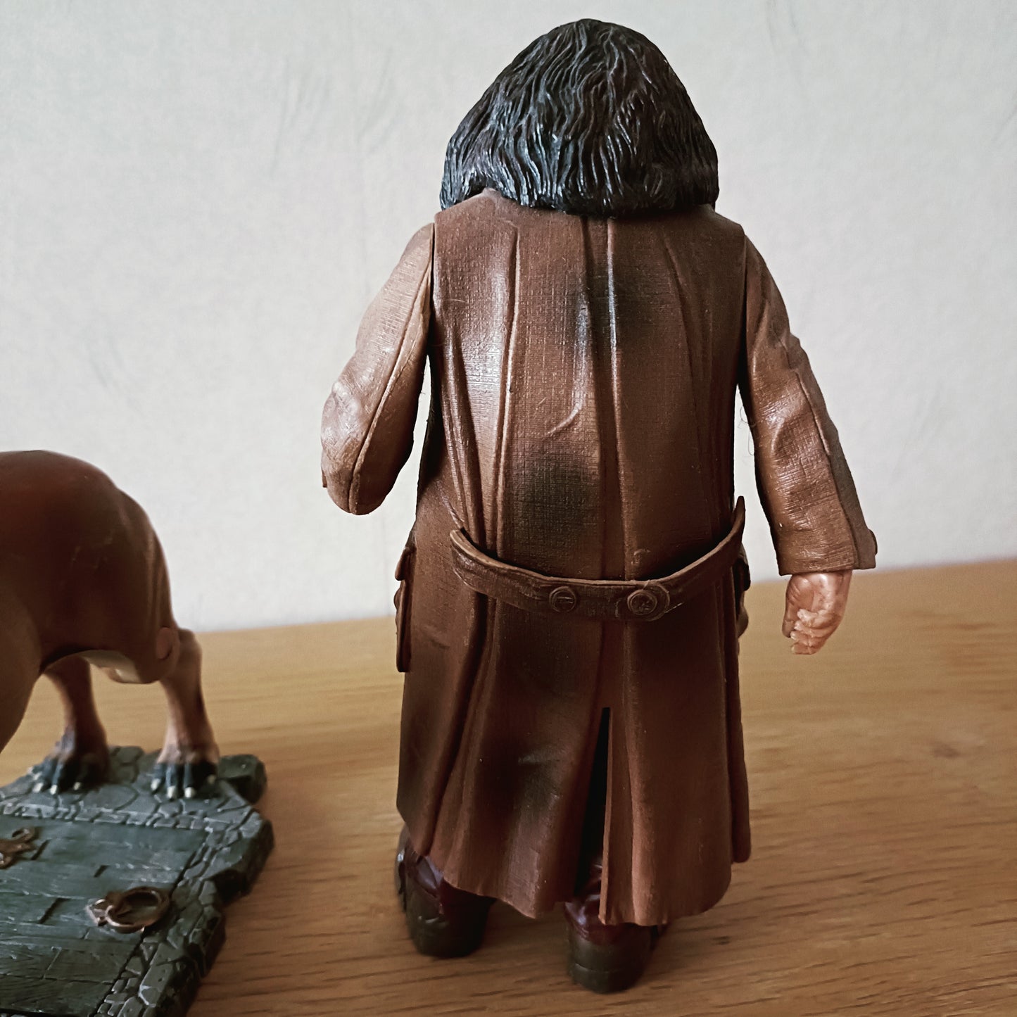 Harry Potter Hagrid-figuuri ja kolmipäinen koira
