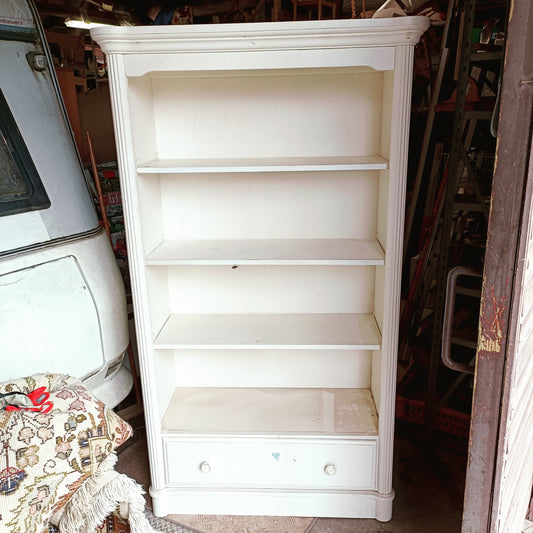 Valkoinen kirjahylly