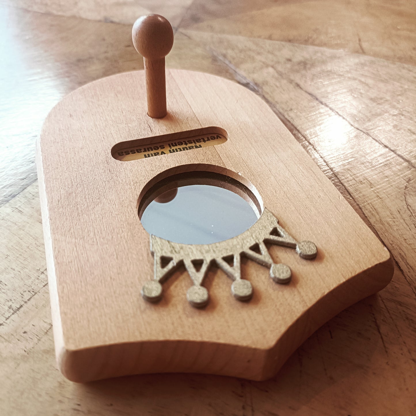 Pieni puunaulakko peilillä