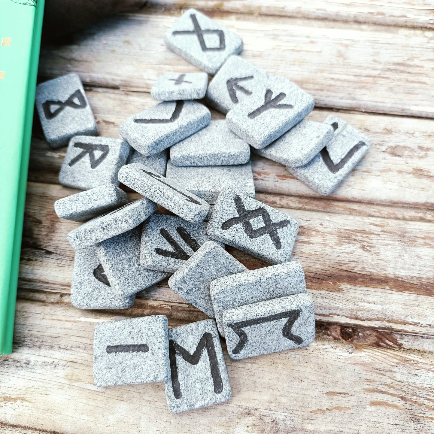 Riimukivet nahkapussissa ja Riimut-kirja
