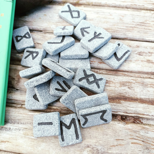 Riimukivet nahkapussissa ja Riimut-kirja