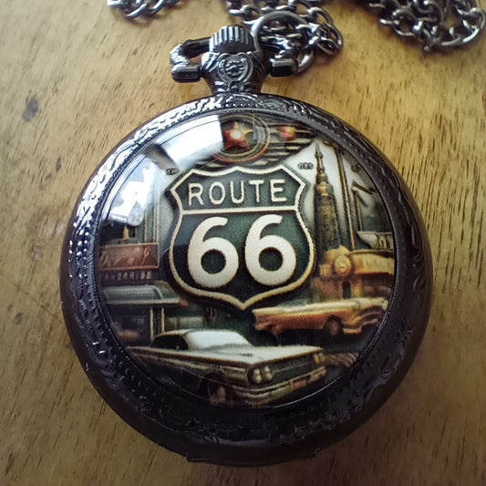 Kiiltävän musta Route 66 taskukello