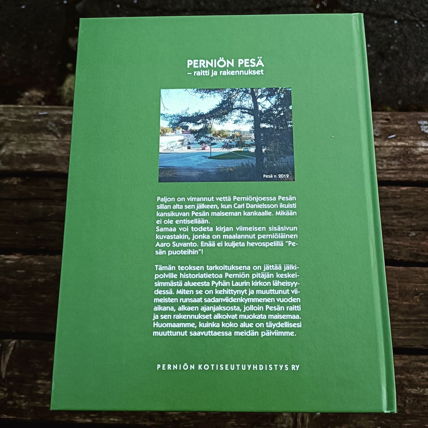 Perniön pesä, raitti ja rakennukset *