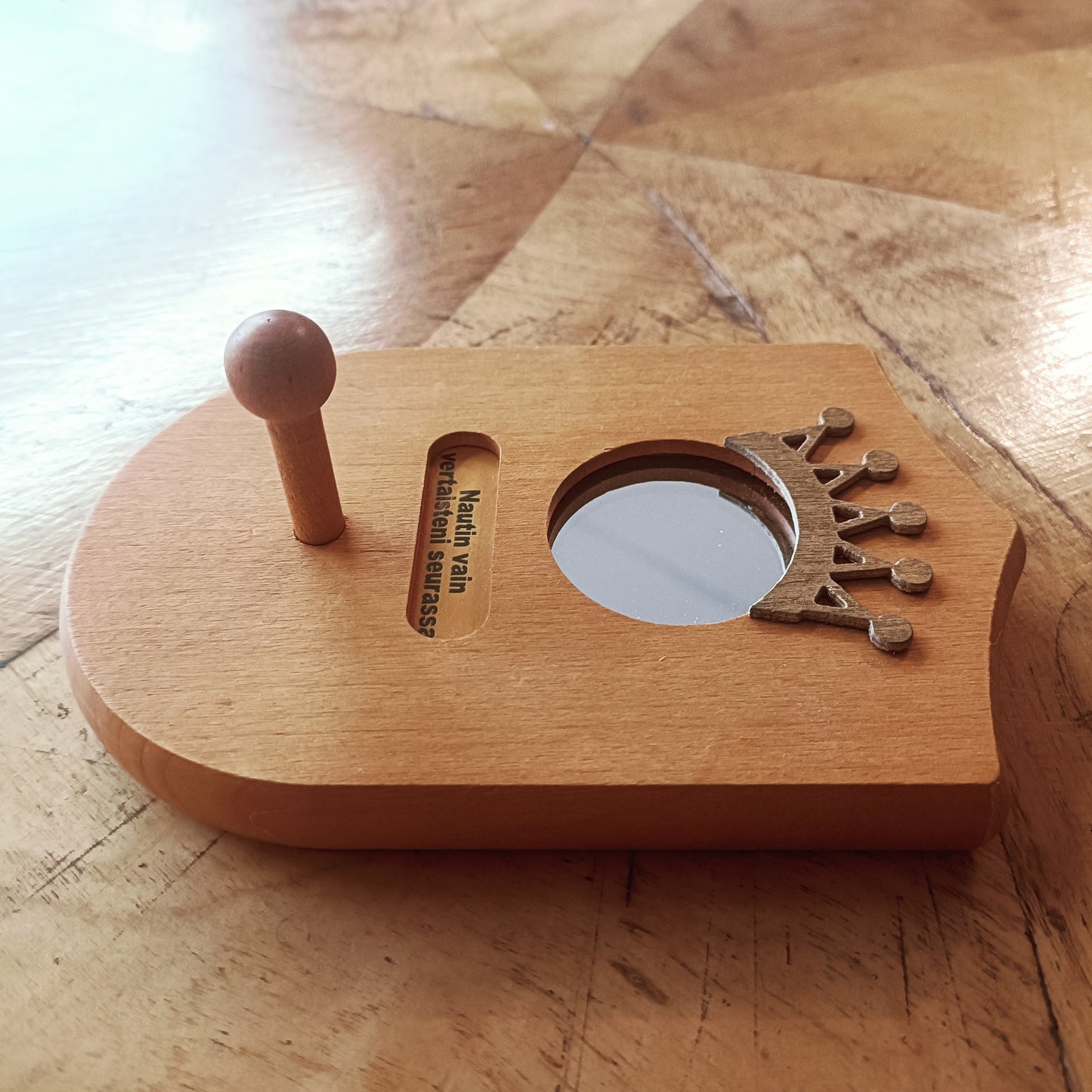 Pieni puunaulakko peilillä