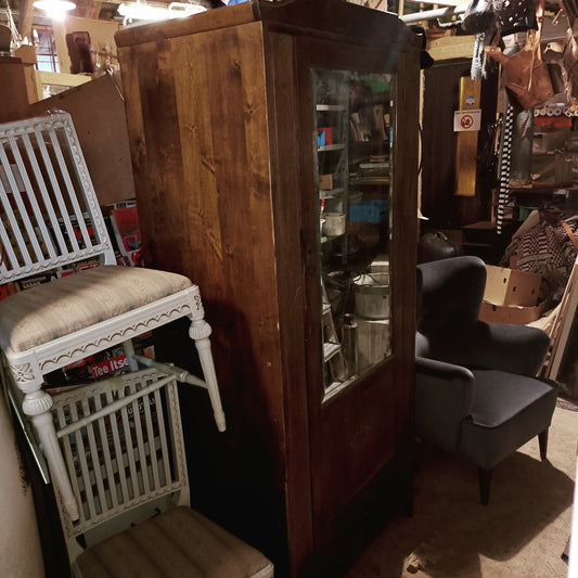 Vanha vaatekaappi (vain nouto)