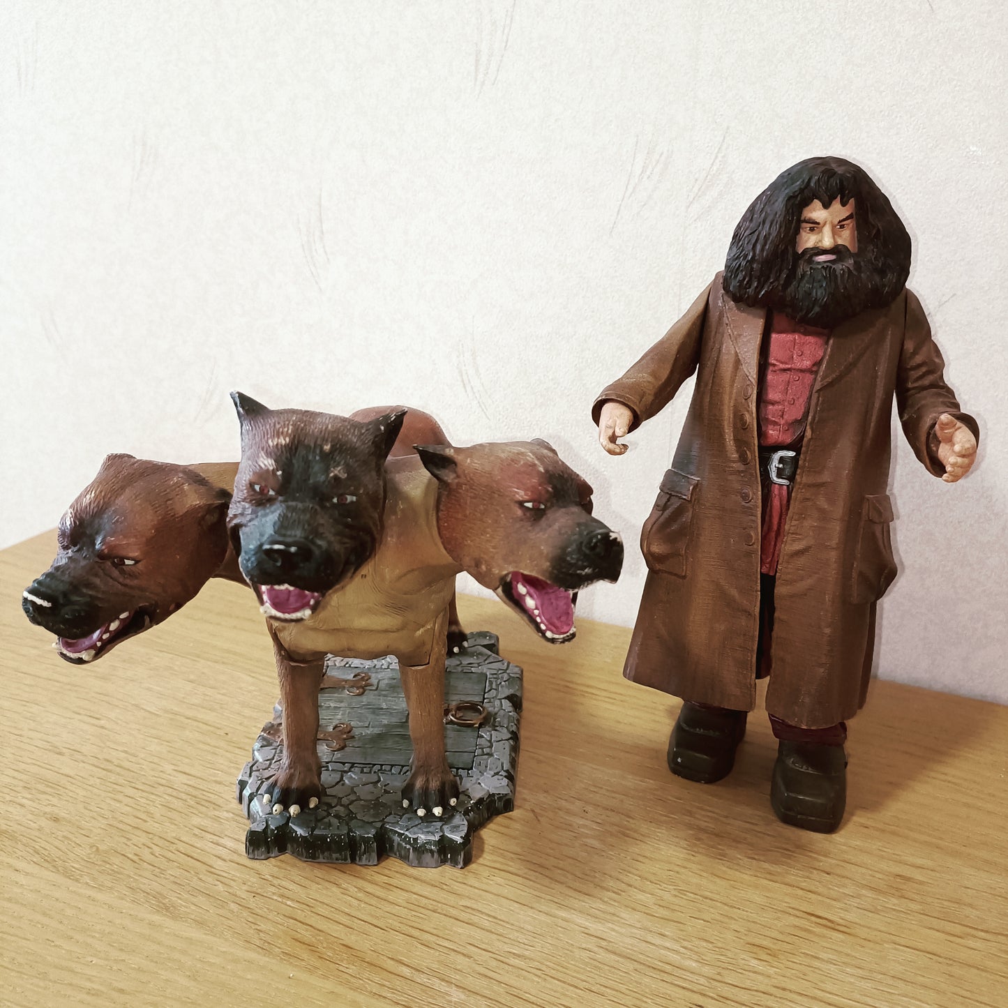 Harry Potter Hagrid-figuuri ja kolmipäinen koira