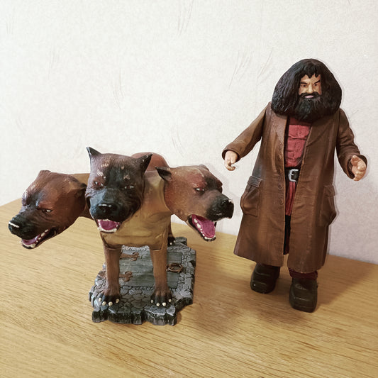 Harry Potter Hagrid-figuuri ja kolmipäinen koira