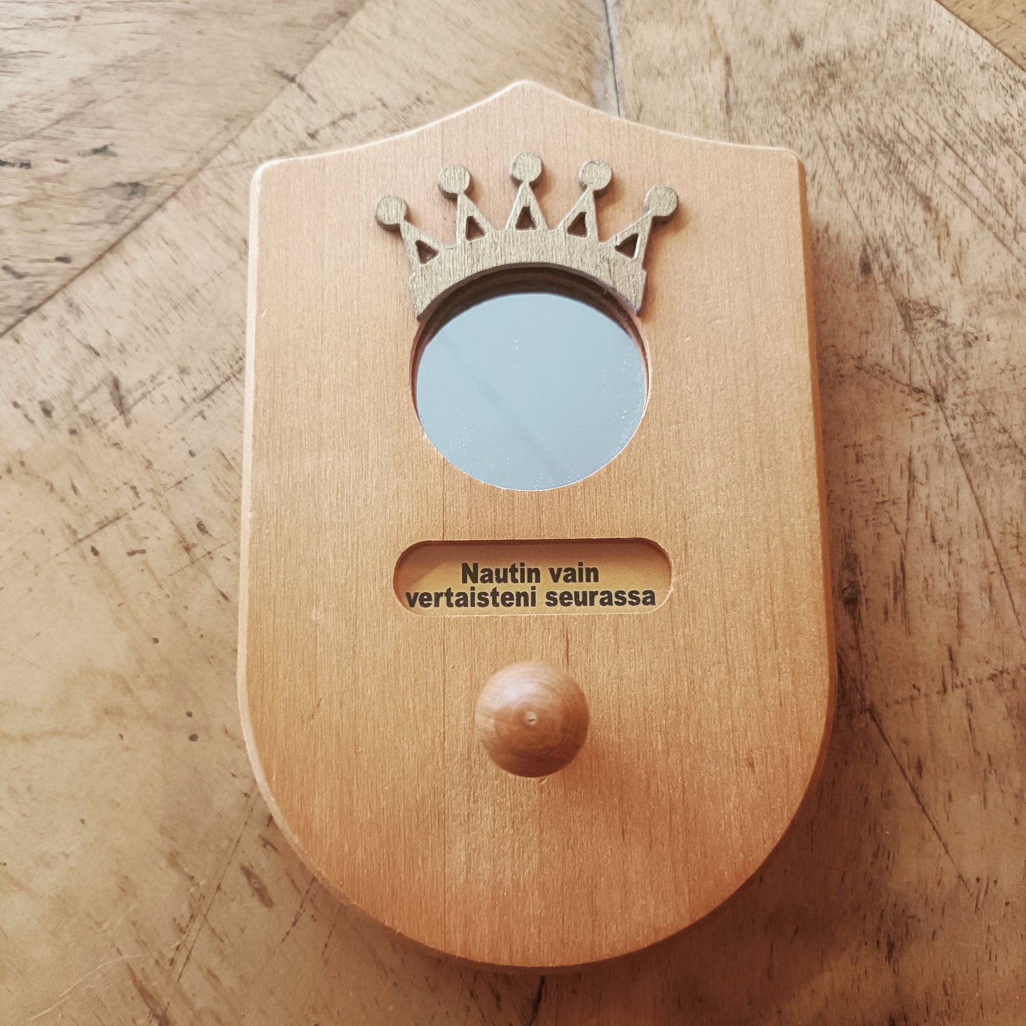 Pieni puunaulakko peilillä