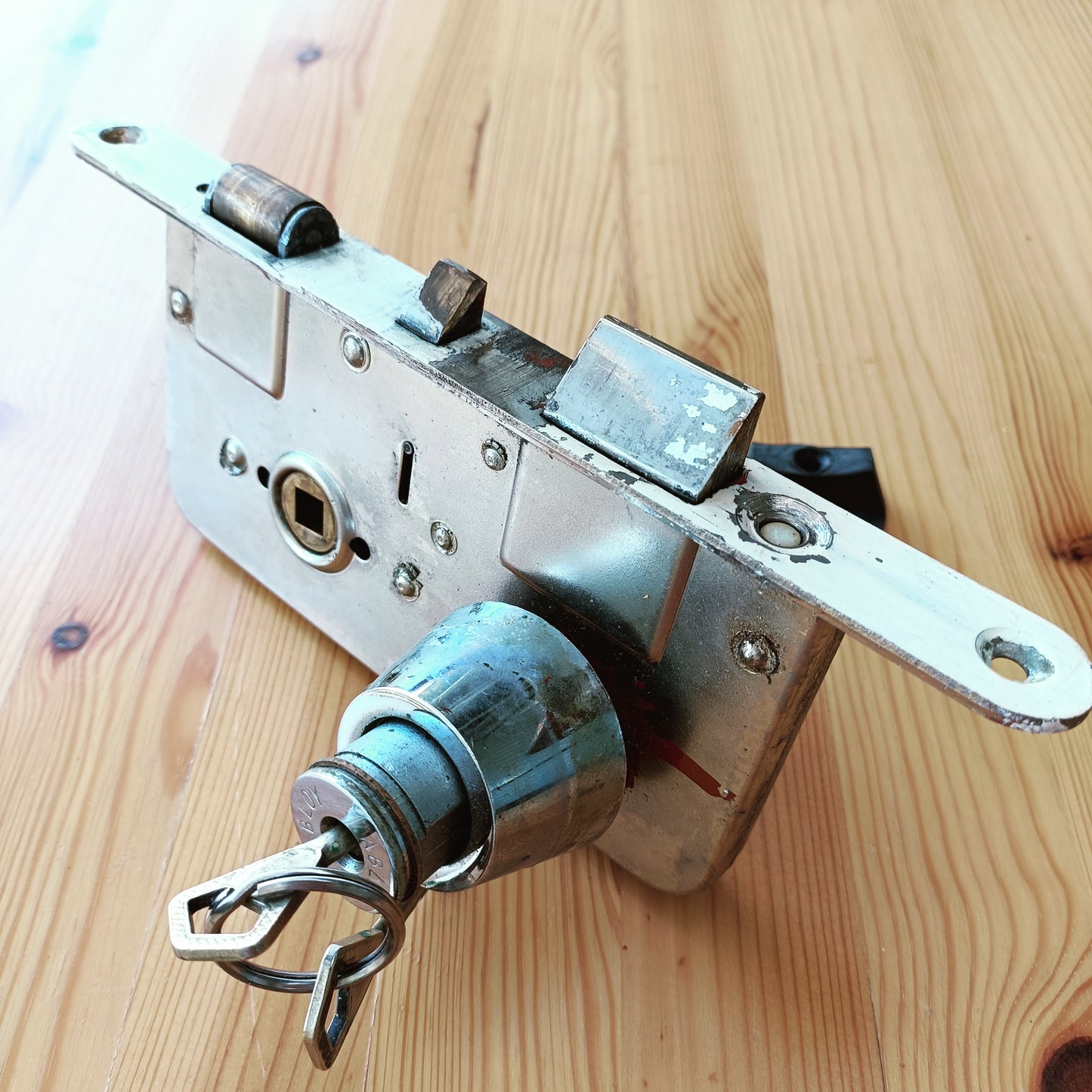 Abloy lukkorunko, lukkopesä ja 2 avainta