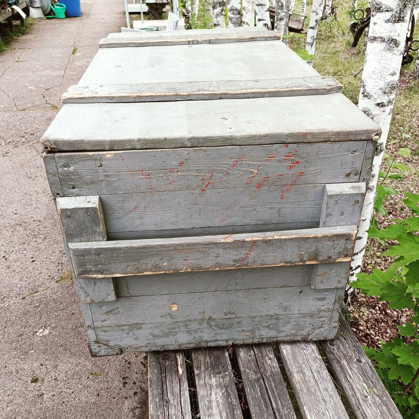 Iso puinen arkku