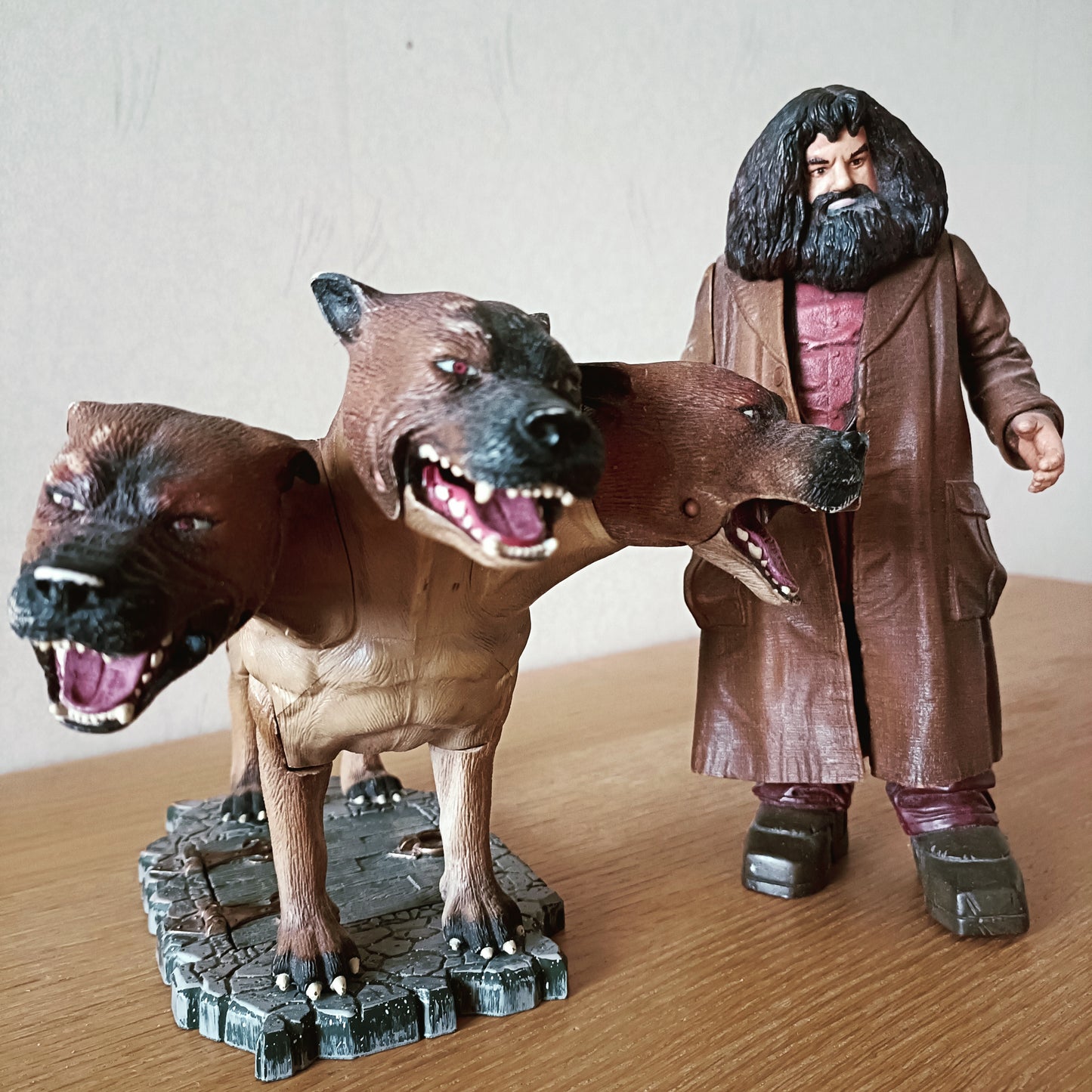 Harry Potter Hagrid-figuuri ja kolmipäinen koira