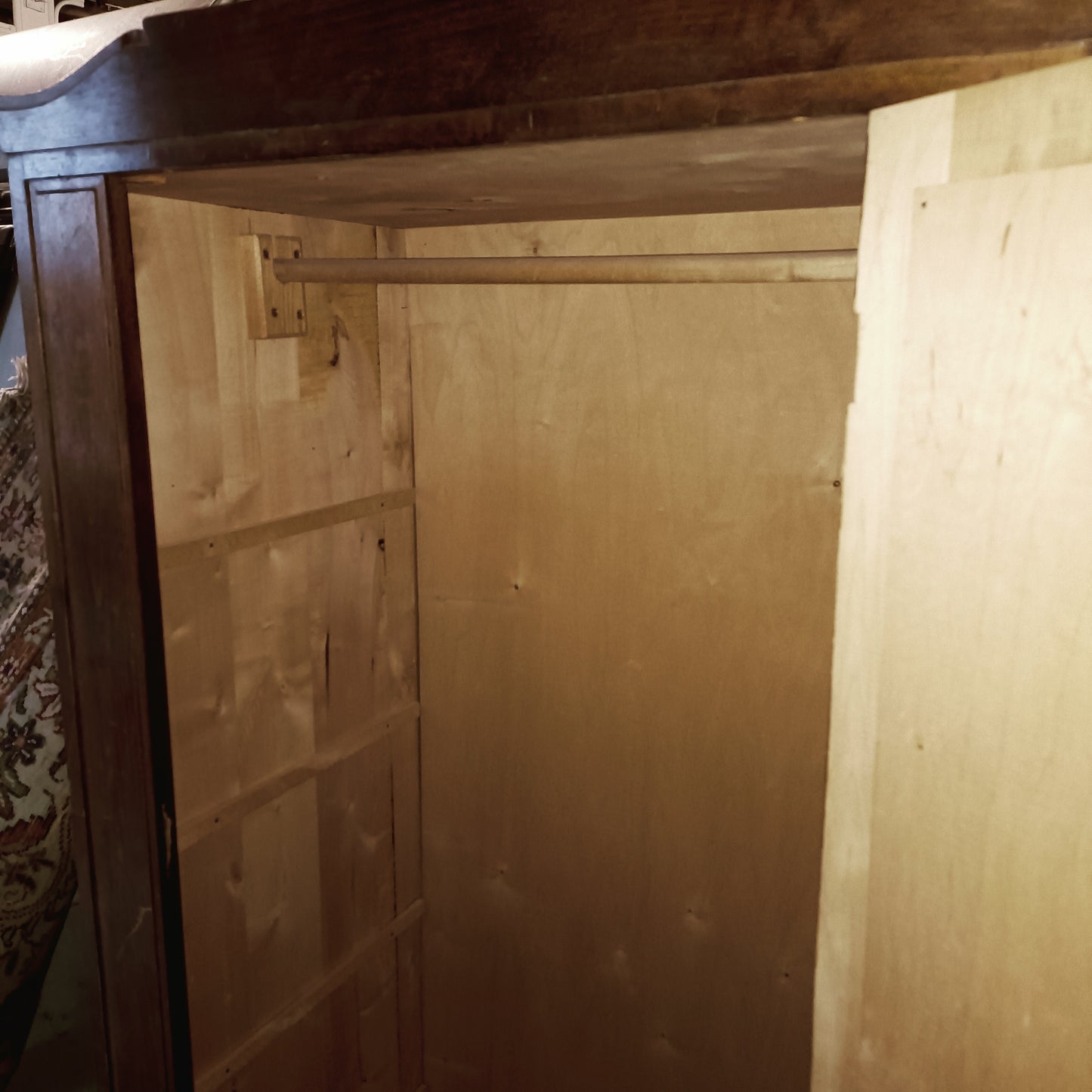 Vanha vaatekaappi (vain nouto)