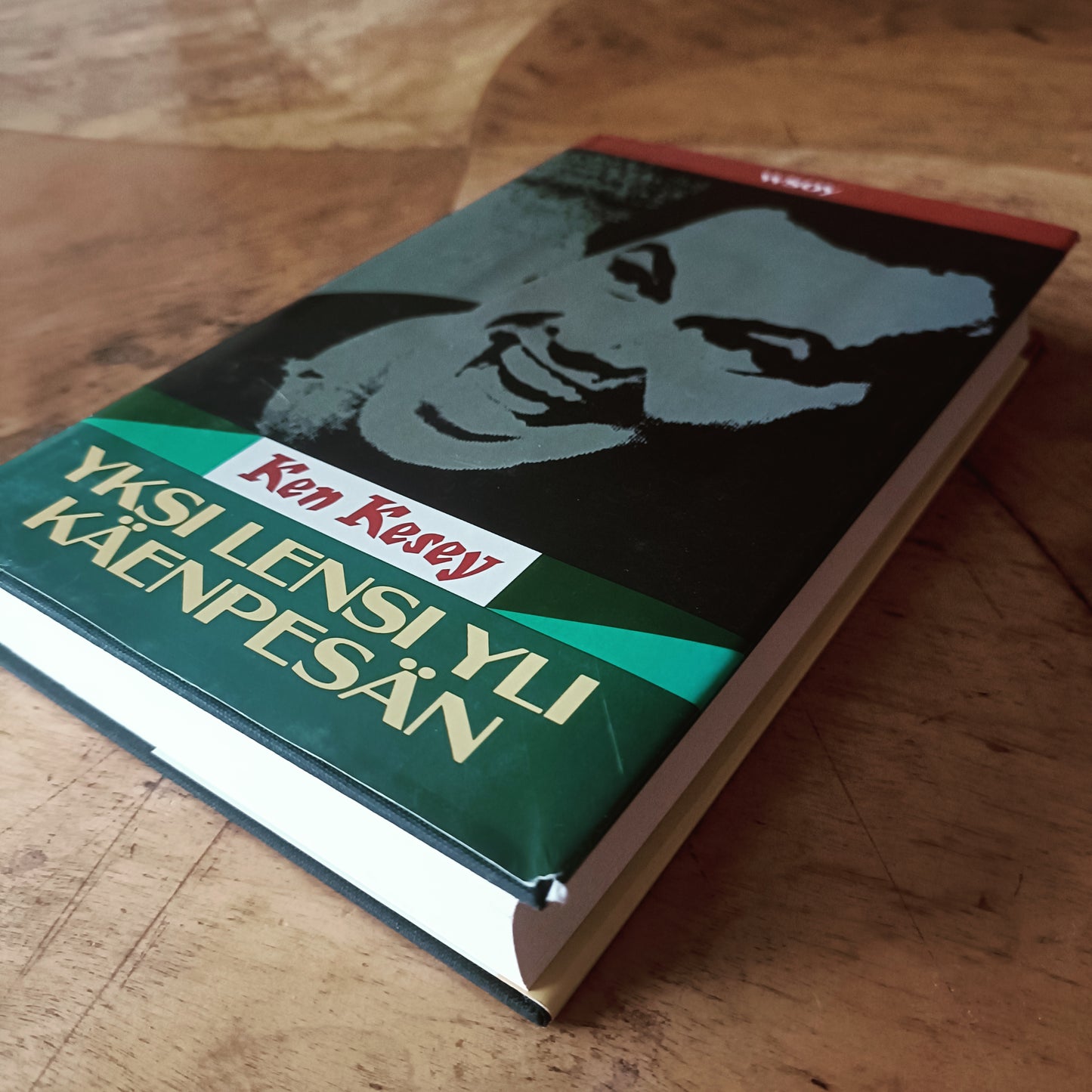 Yksi lensi yli käenpesän