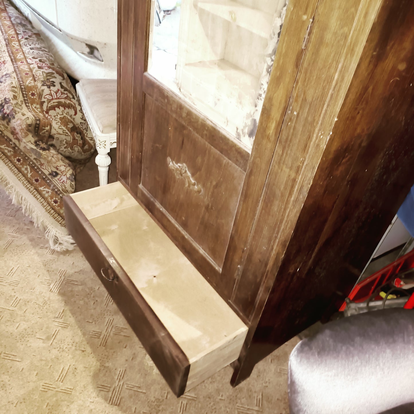 Vanha vaatekaappi (vain nouto)