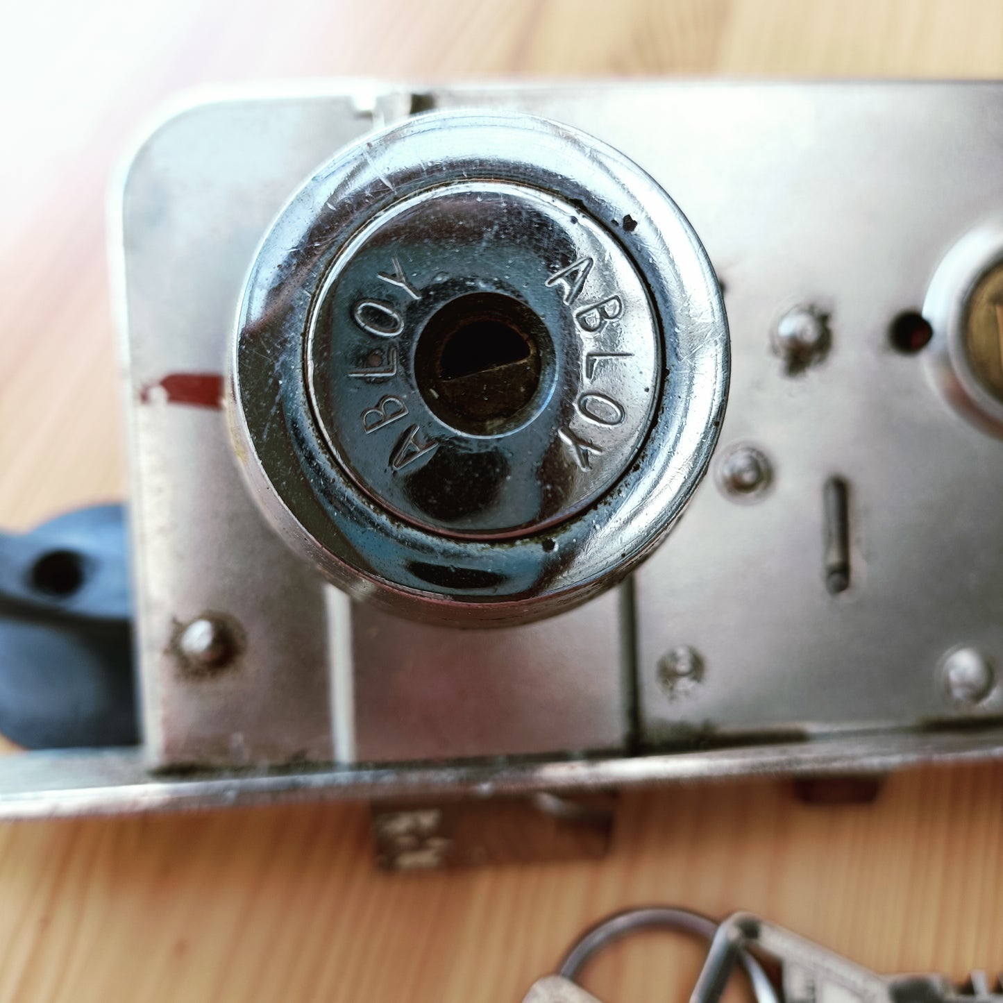 Abloy lukkorunko, lukkopesä ja 2 avainta
