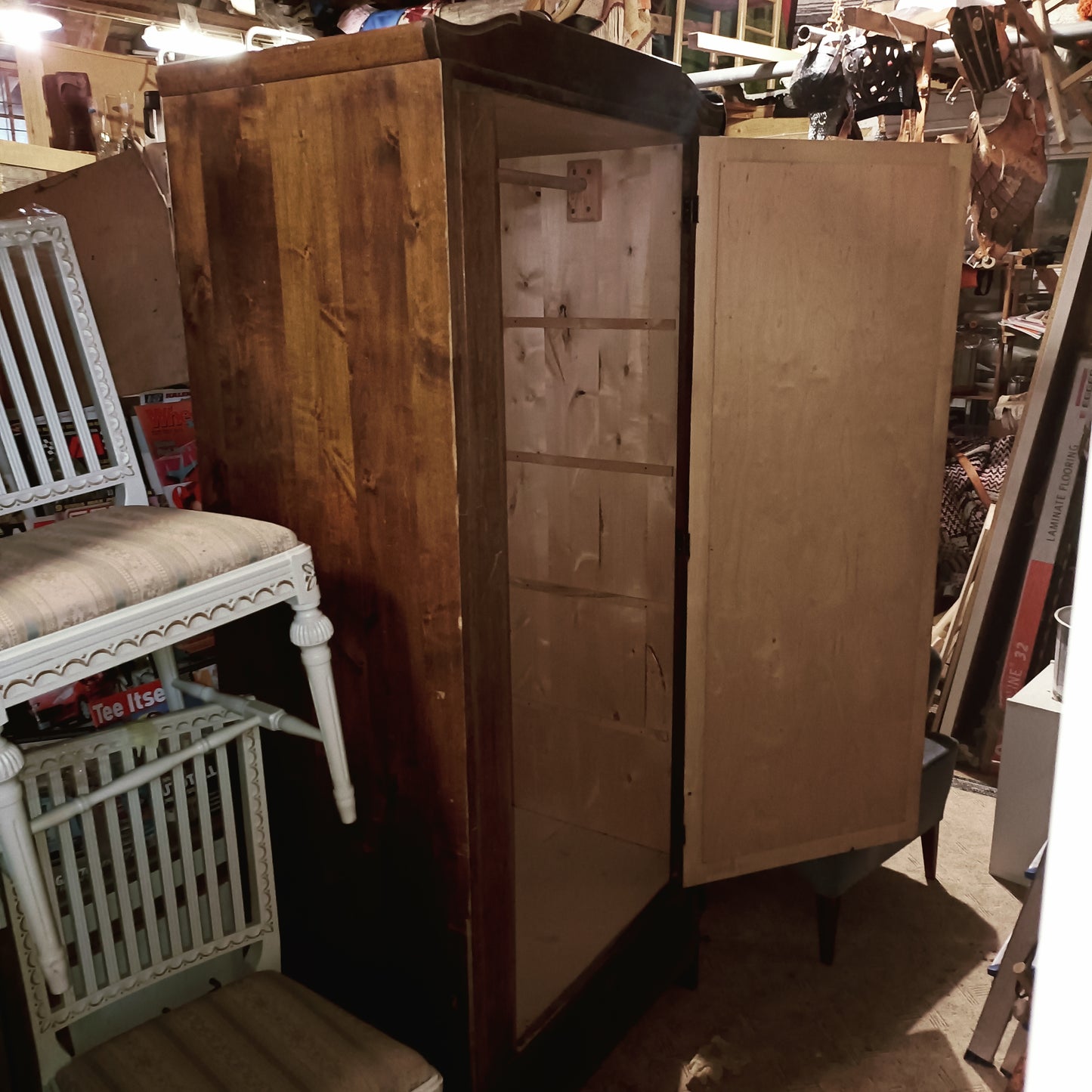 Vanha vaatekaappi (vain nouto)