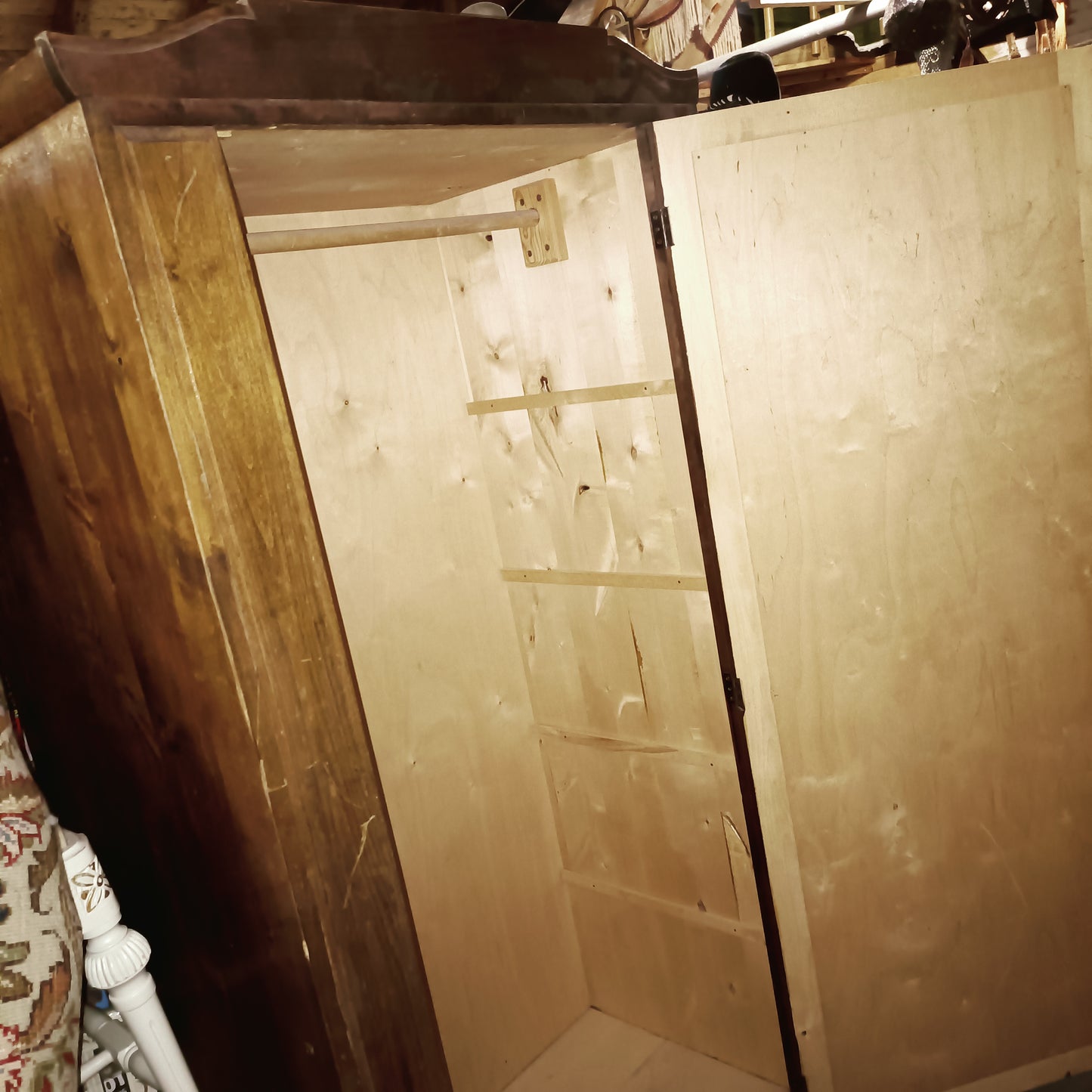 Vanha vaatekaappi (vain nouto)