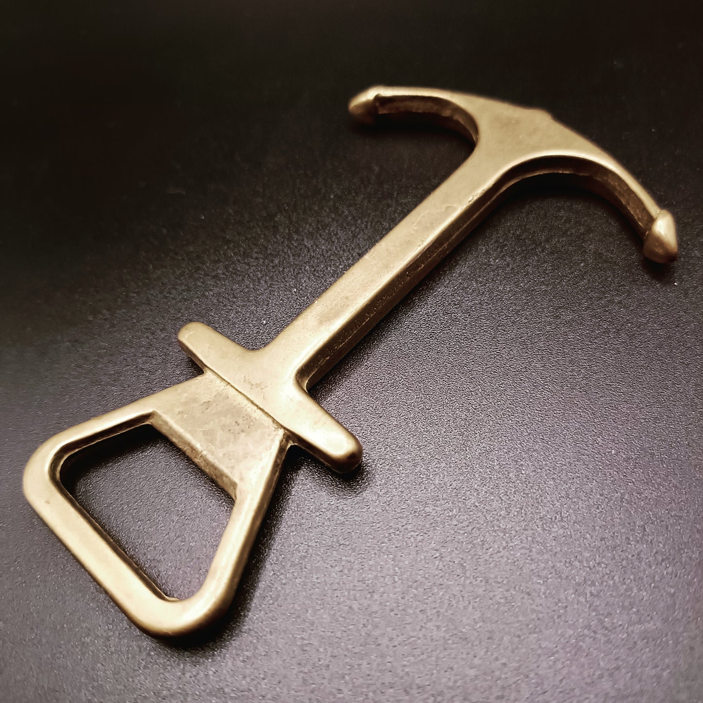 Ankkuri pullonavaaja, messinkiä