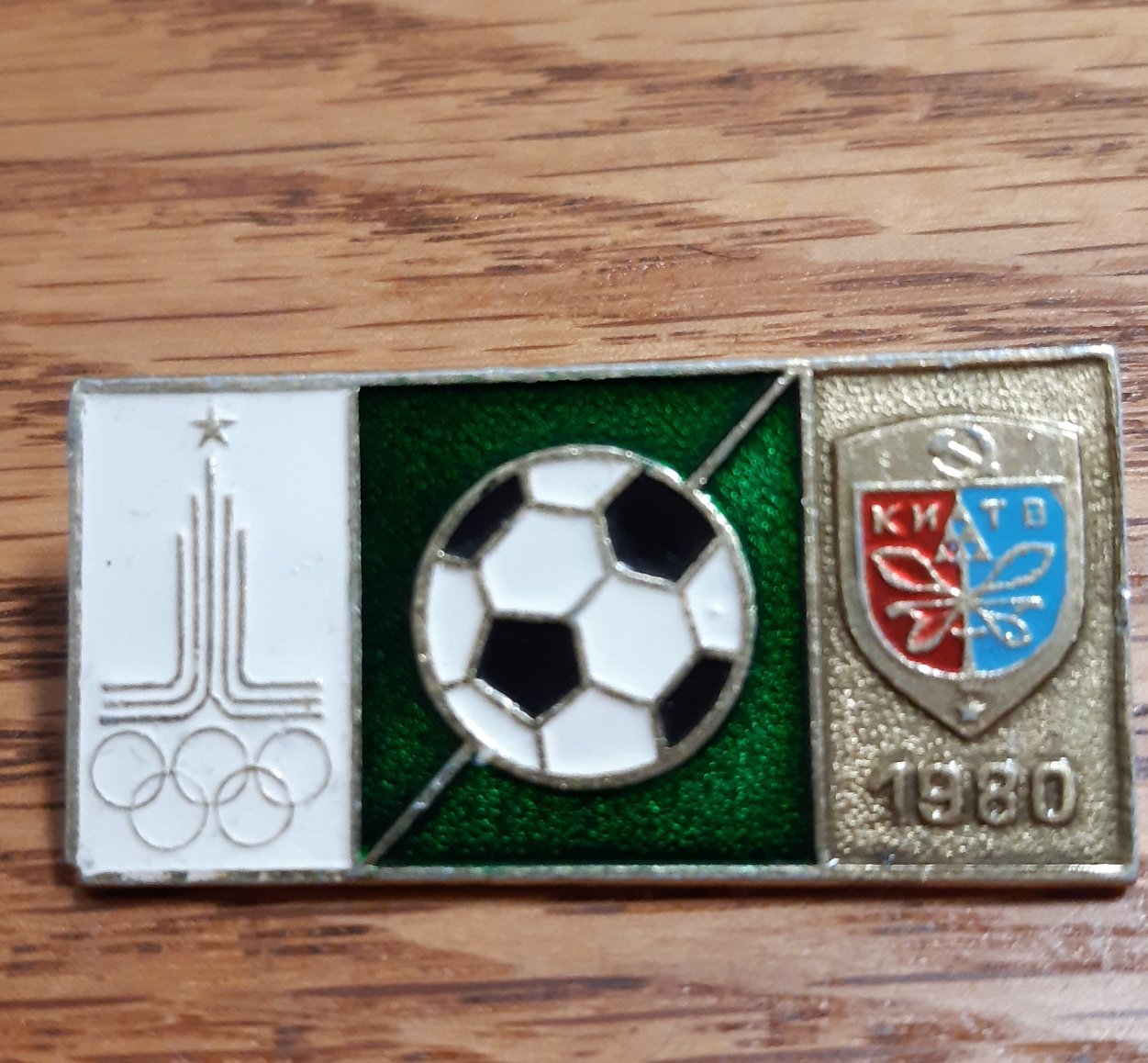 moskovan olympiakisat 1980 - jalkapallo - rintamerkki