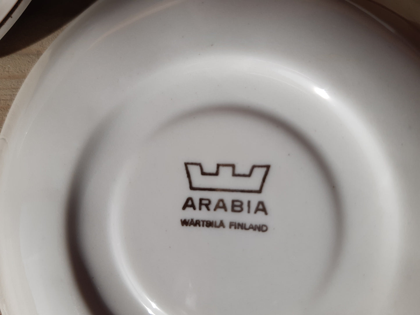arabia wärtsilä kultareunainen kahvikupin aluslautanen