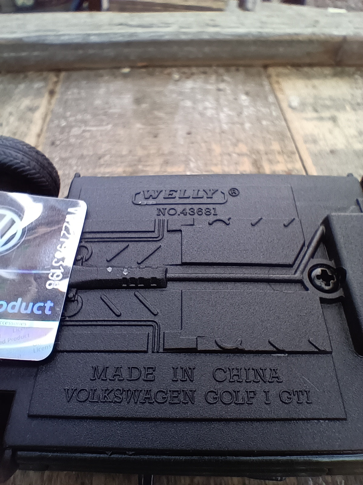 VW Golf I GTI vihertävän musta